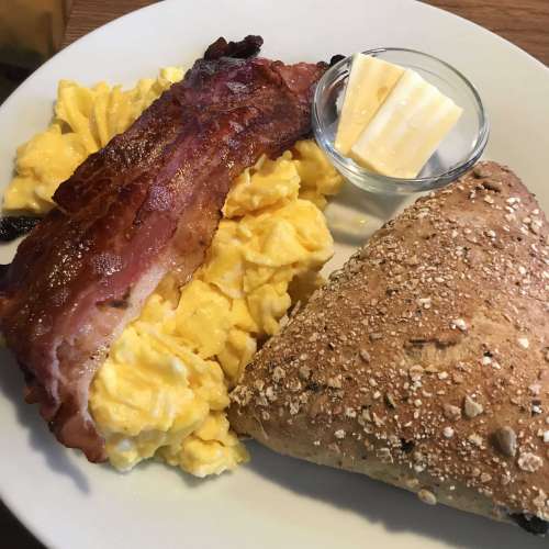 Caspars Café & Bistro Frühstück Rührei und Bacon